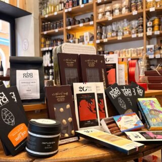 C’est fort en chocolat ! 🍫 
Vous l’aimez comment votre pause gourmande ?
Aux noisettes, à la nepita, cœur pistache ou 100% choco 
Tellement dur de choisir .. ❤️