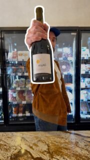 ALERTE ROUGE 🍷
Il fait beau, c’est le weekend, les oiseaux chantent et on a une bouteille de Fiuri 🍇 sous la main.. que le monde est bien fait.
Un bel élevage, des tanins et de belles notes de fruits, c’est que de l’amour. Merci la Balagne 
🍷 @domainealzipratu