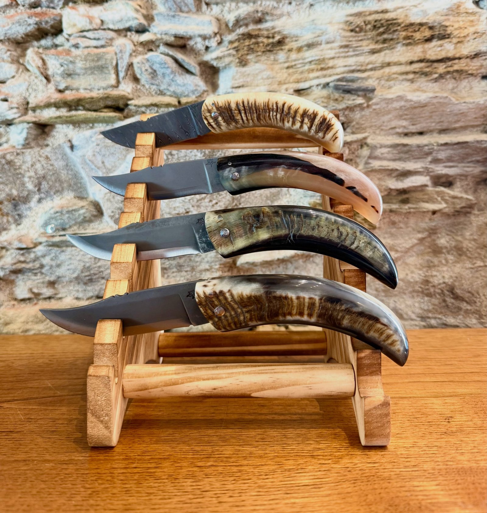 Chez Umami, l’art de la table ne se limite pas à ce que l’on déguste, il commence dès le geste, dès l’objet.

Ces couteaux signés @coutellerie_du_lotus en sont la parfaite illustration :
lames en damas aux reflets profonds, manches en corne de bélier sculptés par le temps…

De véritables pièces d’exception, à la croisée de l’artisanat et du rituel.
Des objets qui traversent les époques, pensés pour sublimer chaque instant.

Parce que bien manger, c’est aussi savoir s’entourer de beau. 🔪✨