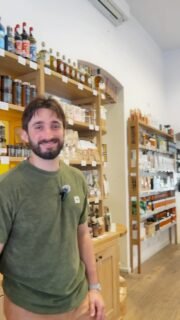 Umami est né d’une conviction simple : les meilleurs moments de la vie se passent souvent autour d’une table.
Pendant que le monde ralentissait, nous avons pris le temps de réfléchir à ce qui nous animait vraiment : le goût, le partage, les rencontres et le plaisir de faire découvrir des produits que l’on aime.
Depuis, nous sélectionnons avec soin des producteurs et des artisans qui travaillent avec passion, loin des standards de la grande distribution. Chaque produit présent en boutique a été choisi pour sa qualité, son authenticité et l’histoire qu’il raconte.
Des spécialités corses aux trésors du Sud-Ouest, des ravioles de la Mère Maury aux grands vins de Bourgogne, d’Alsace ou de Champagne, Umami est une invitation au voyage à travers les terroirs.
Plus qu’une épicerie, nous avons voulu créer un lieu de découverte, de conseil et de convivialité, où chacun peut trouver de quoi partager un bon moment.
Bienvenue chez Umami. 🍷🥩✨
#UmamiBastia #ÉpicerieFine #Terroir #Artisans #ProduitsDeQualité PassionGourmande Bastia Corse Vins ÉpicerieFineCorse
